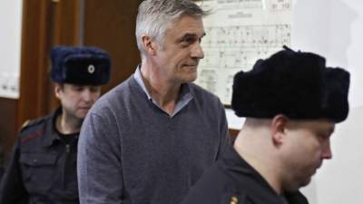 El inversionista estadounidense Michael Calvey (C) es acompañado a una audiencia. Foto: EFE