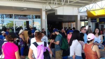 El muelle de cabotaje de La Ceiba, es el punto de encuentro de todos los salvadoreños que vienen de distintas regiones de su país.