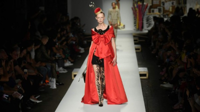 “Looks” convertidos en grandes tijeras negras; dedales o alfileres son solo algunos de los trajes más característicos.