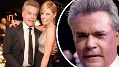 Medios internacionales aseguran que el actor se sometió a un tratamiento de rostro. En la imagen junto a la actriz Julie Bowen.