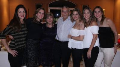 Angelina Barletta de Muñiante, Ana Cecilia Barletta de Crespo, Magdalena y Héctor Barletta, Karla Barletta de Ayala, Alejandra Barletta de Pitsikalis y Carmen Barletta de Racciatti.