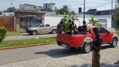 Varios integrantes de la Fuerza Nacional Antiextorsión (FNA) en una patrulla en el departamento de Colón.