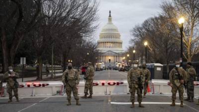 Miembros de la Guardia Nacional de Estados Unidos hacen guardia en el Capitolio en Washington. Foto AFP