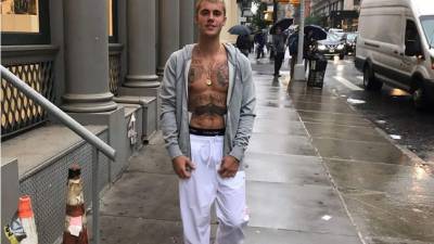 El cantante tiene serios problemas coreando las partes en español.