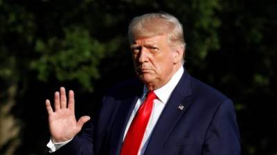 El presidente de EE.UU., Donald J. Trump, saluda a su llegada a la Casa Blanca desde Atlanta, este 15 de julio de 2020.