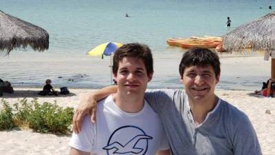 Lupo junto a su padre, el reconocido cantante y pastor, Marcos Vidal, en tierras europeas.