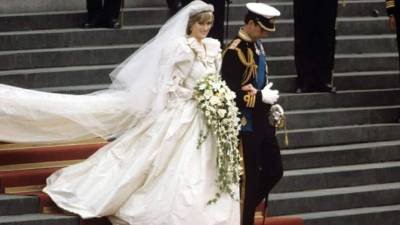 Desde que el Príncipe Harry anunció su compromiso con Meghan Markle, la incógnita que más especulaciones ha generado es, sin duda, el vestido que lucirá la novia el 19 de mayo, cuando se convierta oficialmente en miembro de la realeza británica.La fascinación por los atuendos nupciales no es algo nuevo, aunque se ha acentuado en las últimas décadas gracias al despliegue de estilo del que han hecho gala en su boda varias de las princesas más fashion.