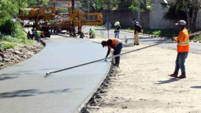 Trabajadores municipales durante la fundición de las losas de concreto de la segunda trocha del bulevar Mackay.