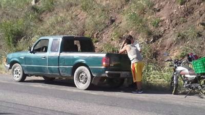 Un hombre se lleva las manos a la cabeza luego del trágico accidente en el occidente de Honduras.