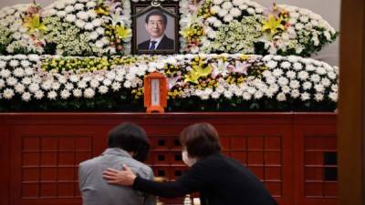 Dolientes visitan un monumento conmemorativo para el difunto alcalde de Seúl, Park Won-soon. Foto AFP