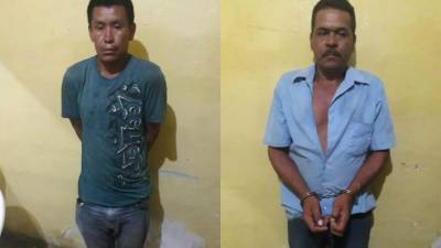 Momento en que los dos sujetos fueron presentados por la Policía.