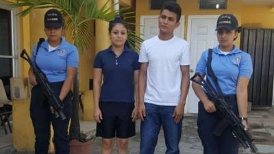 Momento en el que la joven era detenida junto a su novio por las autoridades de la Policía.
