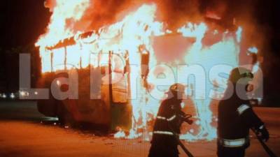El bus, valorado en más de un millón de lempiras, quedó totalmente destruido.