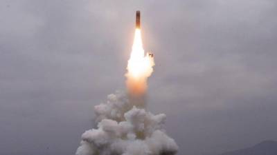 Foto de archivo desde Corea del Norte lanzando un nuevo misil desde un submarino.