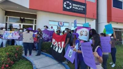 Las mujeres llegaron a las instalaciones del Ministerio Público en La Ceiba.
