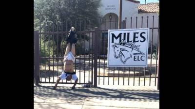 El hombre quedó colgado del pantalón. Foto: redes