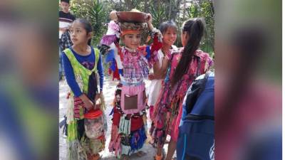 Con un colorido desfile los pobladores de Gualcinse, municipio del departamento de Lempira, inauguraron el mes la Identidad.