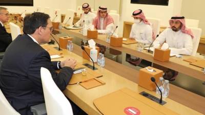 Autoridades hondureñas y de Arabia Saudita conversando sobre proyectos de desarrollo.