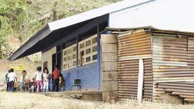 La enseñanza que se da en el interior del país sigue siendo la más debil debido a las múltiples carencias que por años ha sufrido el país.