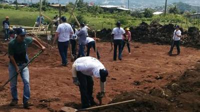 Jóvenes voluntarios de Techo construyen una casa.