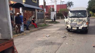 Un bus impactó contra un camión repartidor de agua.