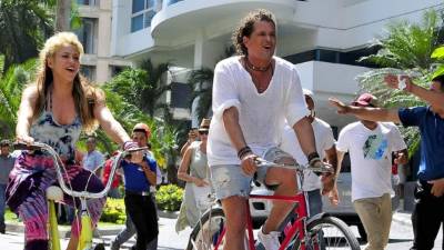 Shakira y Carlos Vives defienden su tema 'La bicicleta', asegurando que es original y rechazan las alegaciones de plagio.