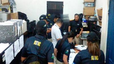 Fiscales y agentes de la Atic al interior de Copeco para revisar documentos sobre la compra.