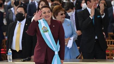 Xiomara Castro tras recibir la banda presidencial en Honduras.