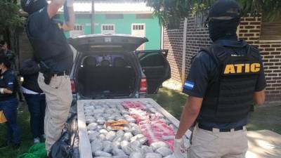 Especialistas de la Atic inspeccionando el compartimento donde iban los paquetes.