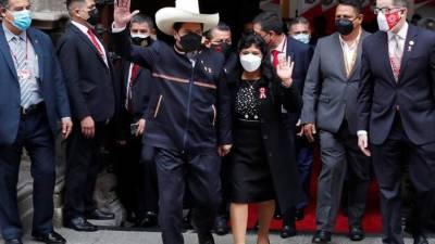 El presidente del Perú, Pedro Castillo, acompañado de su familia llega al Palacio de Gobierno. Foto EFE