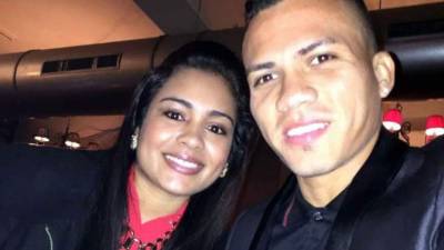 Vanessa Oliva y su esposo Arnold Peralta en una foto del recuerdo.