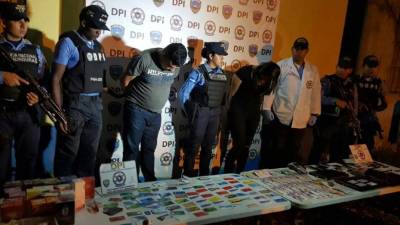 Los dos fueron capturados cuando se disponían a pagar con una de las 20 tarjetas clonadas que les incautaron.