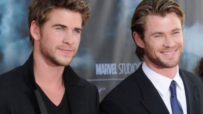 Chris Hemsworth (d) habló sobre el estatus de la relación de su hermano Liam.// Foto archivo.