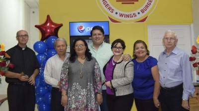 El padre José Vicente Nacher junto a Óscar, Sandra y Jaime Gutiérrez, Donna Micheletti, Norma Izaguirre y Marco Polo Micheletti