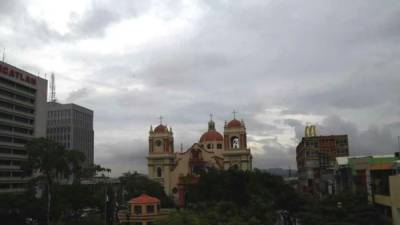 Una onda tropical dejará lluvias al menos hoy y mañana en varias regiones de Honduras, informó una fuente del Centro Nacional de Estudios Atmosféricos, Oceanográficos y Sísmicos (Cenaos).