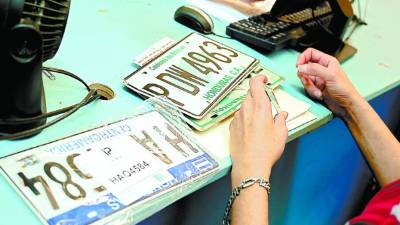 La mayoría del parque vehicular está pendiente de recibir las nuevas placas y una calcomanía.