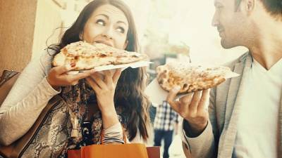 Evite la comida rica en calorías, grasas saturadas y harinas refinadas.