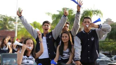 Alegres se mostraron los estudiantes durante la caravana en la que participaron.