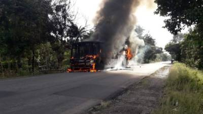 El bus de la empresa Mirna quedó totalmente destruido.