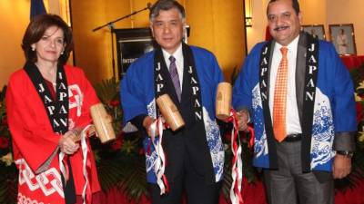 María del Carmen Nasser, el embajador anfitrión Kenji Okada y Milton Puerto.