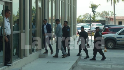 Los supuestos traficantes fueron capturados en una operación combinada la Policía Nacional a través de agentes antinarcóticos y la Fuerza Naval de Honduras.