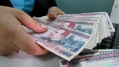 Una banquera entrega remesas.