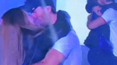 El cantante y la fan en pleno escenario. Foto: Captura de pantalla