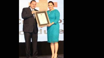 El presidente nacional de la Cruz Roja, José Juan Castro, y la primera dama de la nación, Ana García de Hernández.