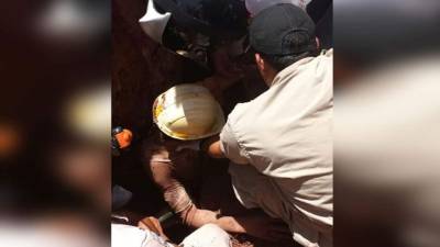 Momento en el que elementos del Cuerpo de Bomberos realizaban labores de rescate.