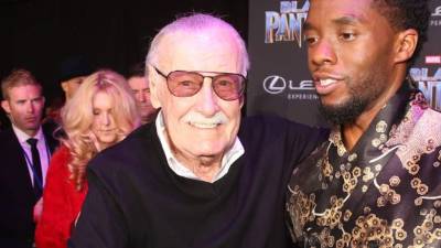 Stan Lee (i) recién cumplió 95 años en diciembre.// Foto AFP.