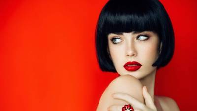 El corte de pelo Bob con flequillo recto es el corte del momento. Es recomendado a rostros alargados.