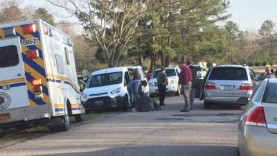 El esposo de la víctima en la escena del crimen. Foto WNCN.