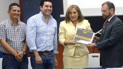 Autoridades del Comité Central del Partido Nacional y representantes de la firma auditora.