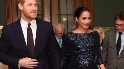 La duquesa de Sussex lució glamorosa con el vestido brillante elegido para asistir a una presentación benéfica en el Royal Albert Hall este miércoles, a donde llegó de la mano de su esposo, el príncipe Harry.